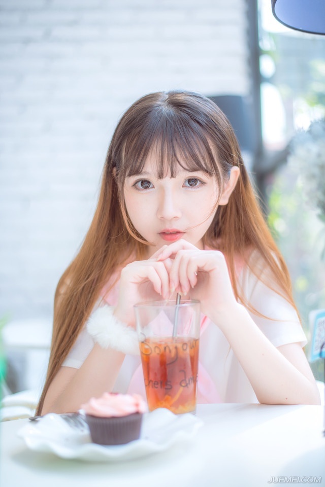 “的确有些冲突，只是……”邓贤苦笑道。